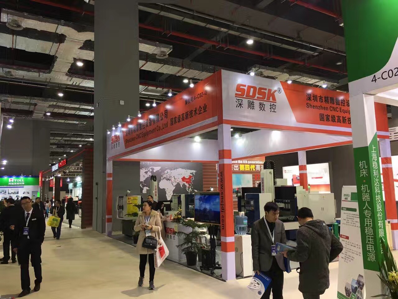 深圳精雕參加上海國際機(jī)床展會取得圓滿成功。展會上，公司主營機(jī)器，玻璃精雕機(jī)，大型精雕機(jī)，從外觀尺寸來講得到許多客戶的贊譽(yù)和認(rèn)可。